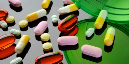 capsules-and-pills-on-reflective-surface